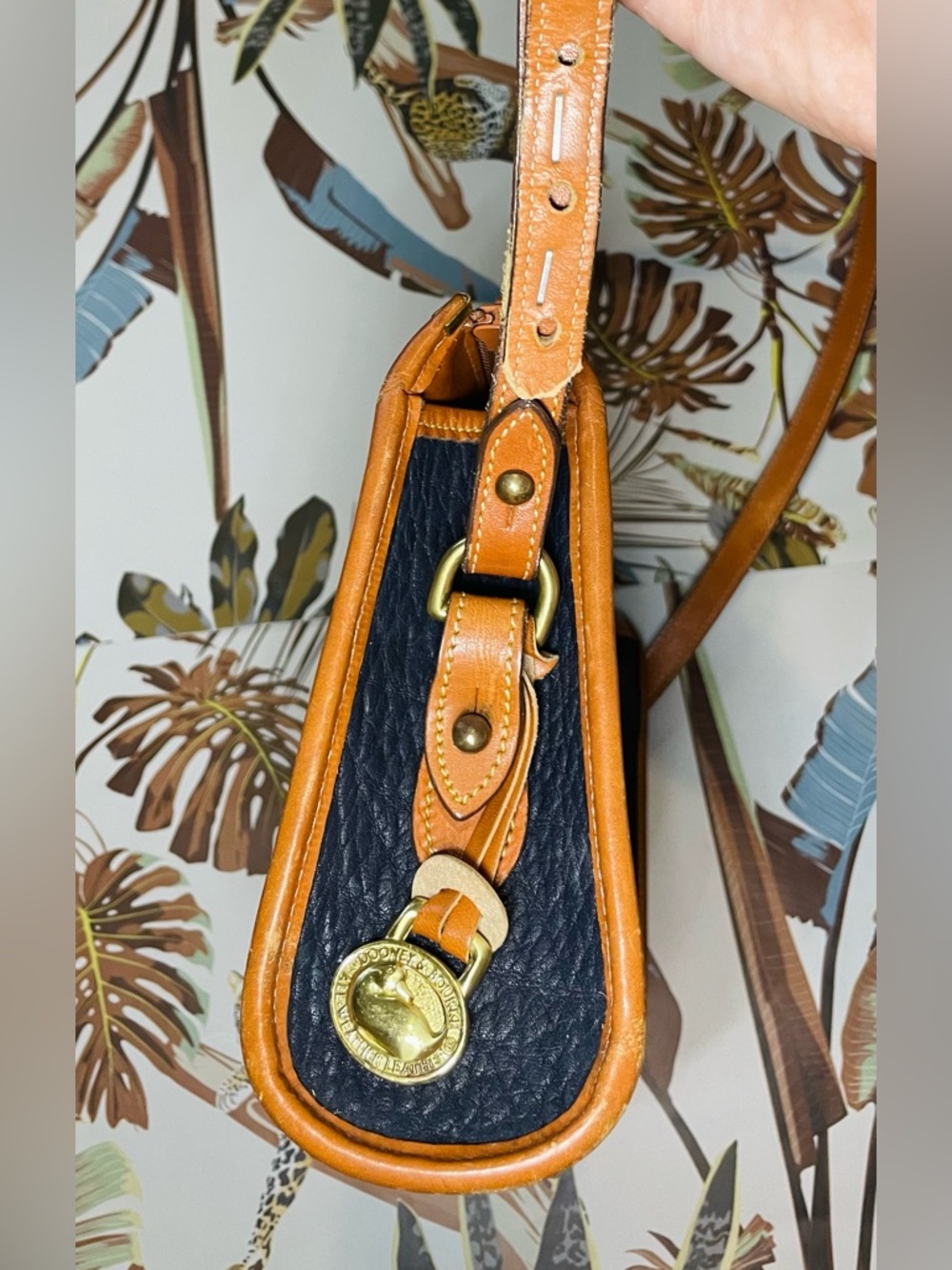 vintage Dooney & Bourke All-Weather Leather crossbody bag - Picture 2 of 12